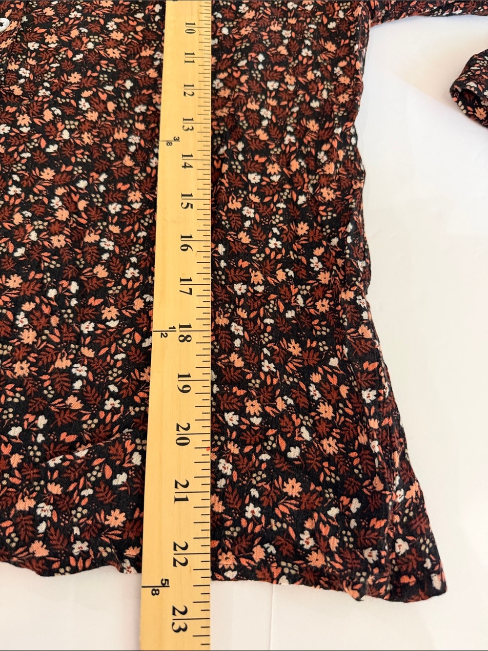 Garnet Hill floral button-up blouse Size 0 V-neckline and a dark daisy print - Picture 5 of 8